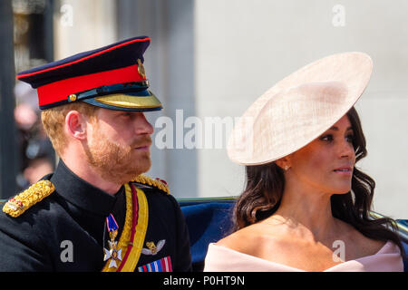 Prinz Harry, der Herzog von Sussex und Meghan Markle, Herzogin von Sussex an die Farbe und Königinnen Geburtstag Parade am Samstag, dem 9. Juni 2018 im Buckingham Palace, London. Im Bild: Prinz Harry, der Herzog von Sussex und Meghan Markle, Herzogin von Sussex reisen aus dem Palast, entlang der Mall zu Horseguards Parade, wo die Coldstream Guards ihre Farbe wird Truppe. Bild von Julie Edwards. Credit: Julie Edwards/Alamy leben Nachrichten Stockfoto