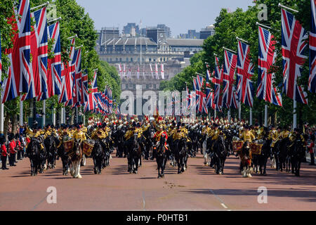 Die montierte Bands der Haushalt Kalvarienberg an die Farbe und Königinnen Geburtstag Parade am Samstag, dem 9. Juni 2018 im Buckingham Palace, London. Im Bild: Die montierte Bands der Haushalt Kalvarienberg, Rückkehr von horseguards Parade. Bild von Julie Edwards. Credit: Julie Edwards/Alamy leben Nachrichten Stockfoto