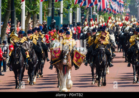 Die montierte Bands der Haushalt Kalvarienberg an die Farbe und Königinnen Geburtstag Parade am Samstag, dem 9. Juni 2018 im Buckingham Palace, London. Im Bild: Die montierte Bands der Haushalt Kalvarienberg, Rückkehr von horseguards Parade. Bild von Julie Edwards. Credit: Julie Edwards/Alamy leben Nachrichten Stockfoto