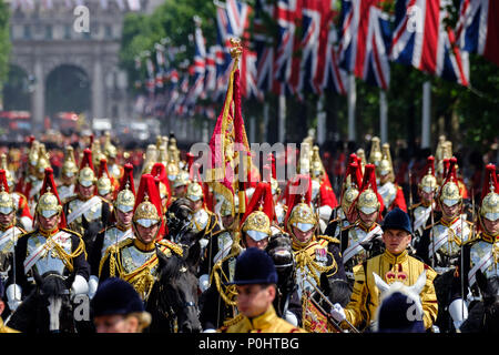 Der Blues und Royals des Haushalts Kalvarienberg, der souveränen Escort an die Farbe und Königinnen Geburtstag Parade am Samstag, dem 9. Juni 2018 im Buckingham Palace, London. Im Bild: Der Blues- und Royals des Haushalts Kalvarienberg, der souveränen Escort, Rückkehr von horseguards Parade. Bild von Julie Edwards. Credit: Julie Edwards/Alamy leben Nachrichten Stockfoto