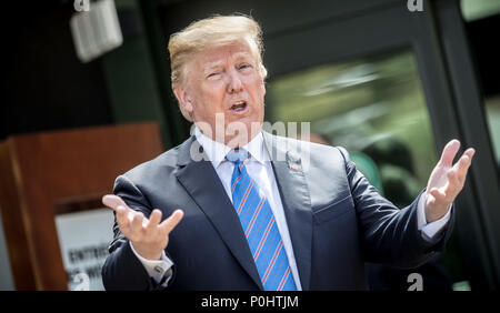 La Malbaie, Kanada. 09 Juni, 2018. La Malbaie, Kanada. 09 Juni 2018, US-Präsident Donald Trump im Gespräch mit Journalisten vor dem Verlassen des G7-Gipfels Lage früh. Foto: Michael Kappeler/dpa Stockfoto