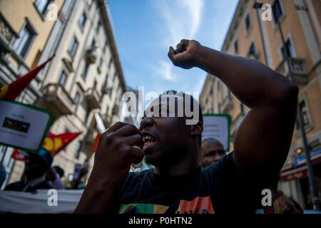 Mailand, Italien - 9. Juni 2018: ein Mann Proteste während eines antirassistischen Kundgebung gegen die Ermordung von Aleksandar Sacko, einem 29 Jahre alten Malischen Landarbeiter Migrant, bei einem Shooting ermordet am vergangenen Sonntag in der Ortschaft San Ferdinando in der Süditalienischen Region Kalabrien. Stockfoto