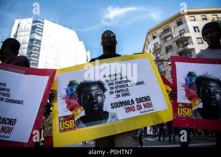 Mailand, Italien - 9. Juni 2018: Demonstranten halten Plakate mit dem Foto von Aleksandar Sacko, einem 29 Jahre alten Malischen Landarbeiter Migrant, bei einem Shooting ermordet am vergangenen Sonntag in der Ortschaft San Ferdinando in der Süditalienischen Region Kalabrien. Stockfoto