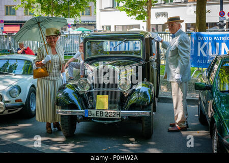 Berlin, Deutschland - Juni 09, 2018: Alte Peugeot und ältere Paare an der Classic Days, ein Oldtimer Automobil Ausstellung, Oldtimer und historische Fahrzeuge am Kurfürstendamm / Ku'damm in Berlin Credit: hanohiki/Alamy leben Nachrichten Stockfoto