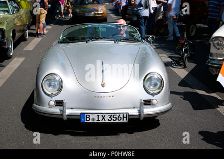 Berlin, Deutschland - 09 Juni, 2018: der Mensch Antriebe alten Porsche in Berlin Classic Days, ein Oldtimer Automobil Veranstaltung mit mehr als 2000 Oldtimer am Kurfürstendamm / Ku'damm in Berlin Credit: hanohiki/Alamy leben Nachrichten Stockfoto