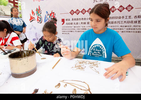 Peking, China. 9. Juni, 2018. Schüler erleben Batik in Peking, der Hauptstadt von China, 9. Juni 2018. Die Messe war in Peking Folklore Museum, das kulturelle und natürliche Erbe Tag am Samstag zu feiern. Credit: Zhao Bing/Xinhua/Alamy leben Nachrichten Stockfoto