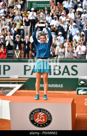 Paris. 9. Juni, 2018. Simona Halep von Rumänien feiert mit der Trophäe, während der Preisverleihung nach der Frauen gegen Sloane Stephens der Vereinigten Staaten bei den French Open Tennis Turnier 2018 in Paris am 9. Juni 2018 Endgültige singles. Simona Halep gewann 2-1 und behauptete den Titel. Credit: Chen Yichen/Xinhua/Alamy leben Nachrichten Stockfoto
