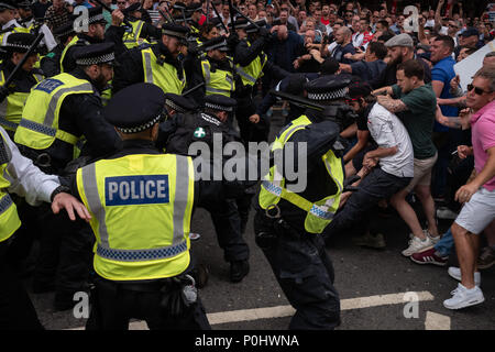 London, UK, 9. Juni 2018. Wie erwartet, Auseinandersetzungen mit der Polizei und Mitglieder der Presse während der#FreeTommy März in London begonnen. Glasflaschen und andere Raketen auf Polizisten und unschuldige Zuschauer ins Leben gerufen, als am Nachmittag schnell zum Chaos auf den Straßen von London. Polizeihunde und Verstärkungen in ausgearbeitet worden. ##FreeTommy FreeTommyRobinson Credit: Joshua Preston/Alamy Live News Credit: Joshua Preston/Alamy leben Nachrichten Stockfoto