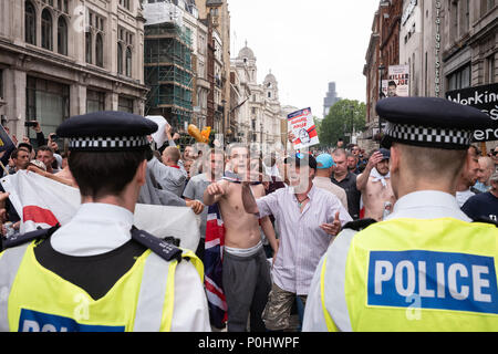 London, UK, 9. Juni 2018. Wie erwartet, Auseinandersetzungen mit der Polizei und Mitglieder der Presse während der#FreeTommy März in London begonnen. Glasflaschen und andere Raketen auf Polizisten und unschuldige Zuschauer ins Leben gerufen, als am Nachmittag schnell zum Chaos auf den Straßen von London. Polizeihunde und Verstärkungen in ausgearbeitet worden. ##FreeTommy FreeTommyRobinson Credit: Joshua Preston/Alamy Live News Credit: Joshua Preston/Alamy leben Nachrichten Stockfoto