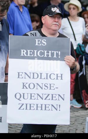 Mainz, Deutschland. 9. Juni 2018. Eine Demonstrantin hält ein Schild mit der Aufschrift 'Es ist genug -, die notwendigen Schlussfolgerungen zu ziehen". Die parlamentarische Partei in den Landtag (Parlament) von Rheinland-pfalz der rechten AfD Partei (Alternative für Deutschland) eine Mahnwache vor der Staatskanzlei Rheinland-Pfalz in Mainz für den Jugendlichen Susanna F., die durch einen Asylbewerber getötet wurde organisiert. Sie riefen auch dazu auf, sowohl Credit: Michael Debets/Alamy Live News Credit: Michael Debets/Alamy leben Nachrichten Stockfoto