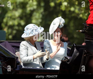 London, UK, 9. Juni 2018, Camilla die Herzogin von Cornwall mit Kate die Herzogin von Cambridge Die jährliche die Farbe, die in Horseguards Parade nahm die Königinnen, die offiziellen Geburtstag zu markieren. Es war eine traditionelle Zeremonie voll von militärischen Pomp und Prunk. Mitglieder der Königlichen Familie fahren in Kutschen und zu Pferd entlang der Mall, London auf dem Weg zur Zeremonie in Horseguards Parade. Kredit Keith Larby/Alamy leben Nachrichten Stockfoto