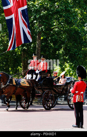 London, UK, Juni 2018. Prinz Harry, Herzog von Sussex, und Meghan, Herzogin von Sussex, Sitz auf der Royal an der Queen's Birthday Parade am 9. Juni Trainer, 2018 in London, Großbritannien. Credit: SUNG KUK KIM/Alamy leben Nachrichten Stockfoto