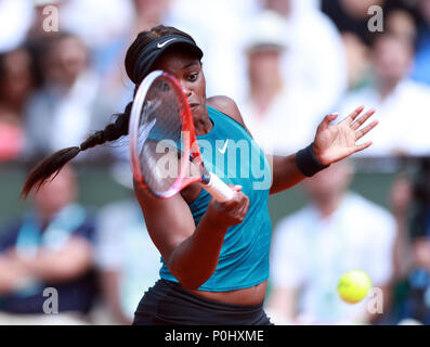 Paris. 9. Juni, 2018. Sloane Stephens der Vereinigten Staaten liefert einen Schuß während der Frauen singles Finale gegen Simona Halep Rumäniens bei den French Open Tennis Turnier 2018 in Paris am 9. Juni 2018. Credit: Luo Huanhuan/Xinhua/Alamy leben Nachrichten Stockfoto