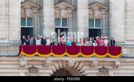 London, UK, 9. Juni 2018. Der Balkon als Catherine, Herzogin von Cambridge (Kate Middelton) tendenziell zur Tochter Charlotte während die Farbe - Königin Elizabeth II Geburtstag Parade 2018 in der Mall, Buckingham Palace, England am 9. Juni 2018. Foto von Andy Rowland. Credit: Andrew Rowland/Alamy Live News Credit: Andrew Rowland/Alamy leben Nachrichten Stockfoto