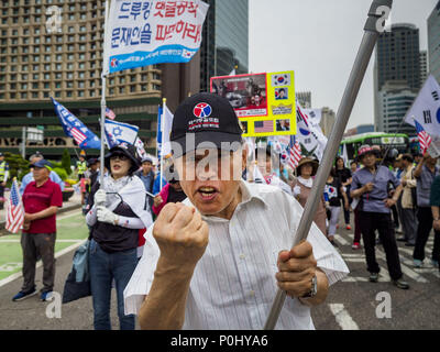 Seoul, Europa, Deutschland, Baden-Württemberg, Südkorea. 9. Juni, 2018. Ein koreanischer Mann, unterstützt eine starke Haltung gegen Kim Jong-un-Märschen in eine pro-amerikanische Kundgebung in der Innenstadt von Seoul. Die Teilnehmer sagten, sie wollten die uns zu danken, für die Unterstützung von Südkorea und Sie hoffe, dass die USA weiter Südkorea zu unterstützen. Credit: Jack Kurtz/ZUMA Draht/Alamy leben Nachrichten Stockfoto