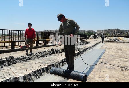 Aleppo, Syrien. 9. Juni, 2018. Bauarbeiter arbeiten an al-Haj Brücke in Aleppo, Syrien, am 6. Juni 2018. Etwa 70 Prozent der Infrastruktur im Norden der syrischen Stadt Aleppo wurden rekonstruiert, da die Stadt war voll von der syrischen Armee Ende 2016 wiederholt. Credit: Ammar Safarjalani/Xinhua/Alamy leben Nachrichten Stockfoto