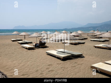 25. Mai 2018, Türkei, Dalyan: Strand Liegestühle auf der weitgehend leeren Iztuzu Strand. - Keine LEITUNG SERVICE - Foto: Jens Kalaene/dpa-Zentralbild/dpa Stockfoto