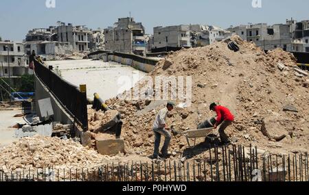 Aleppo, Syrien. 9. Juni, 2018. Bauarbeiter arbeiten an al-Haj Brücke in Aleppo, Syrien, am 6. Juni 2018. Etwa 70 Prozent der Infrastruktur im Norden der syrischen Stadt Aleppo wurden rekonstruiert, da die Stadt war voll von der syrischen Armee Ende 2016 wiederholt. Credit: Ammar Safarjalani/Xinhua/Alamy leben Nachrichten Stockfoto