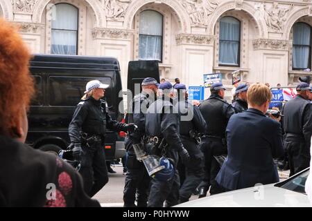 London, Großbritannien. 9. Juni 2018. Kostenlose Tommy Robinson März in London, Großbritannien mit Tausenden von Menschen marschieren und wehenden Fahnen und Plaketten, die Polizei auch in die Teilnahme an diesem Ereignis mit Riot tragen. Credit: Michelle Brücken/Alamy leben Nachrichten Stockfoto