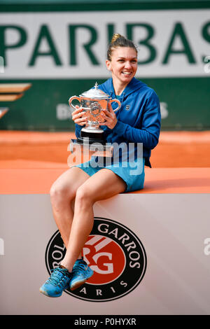 Paris. 9. Juni, 2018. Simona Halep von Rumänien feiert mit der Trophäe, während der Preisverleihung nach der Frauen gegen Sloane Stephens der Vereinigten Staaten bei den French Open Tennis Turnier 2018 in Paris am 9. Juni 2018 Endgültige singles. Simona Halep gewann 2-1 und behauptete den Titel. Credit: Chen Yichen/Xinhua/Alamy leben Nachrichten Stockfoto