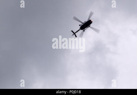 09 Juni 2018, Deutschland, Wiesbaden: ein Hubschrauber bringt Irakischen Ali B., Verdächtige in der Susanna Fall, vom Flughafen Frankfurt für die Befragung am Polizeipräsidium Westhessen in Wiesbaden. Er war wohl schon nach Frankfurt durch die deutsche Polizei an Bord einer Lufthansa-Maschine von Erbil im Nordirak. Foto: Thorsten Wagner/dpa Quelle: dpa Picture alliance/Alamy leben Nachrichten Stockfoto