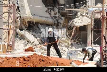 Aleppo, Syrien. 9. Juni, 2018. Ein Mann arbeitet an der Saba Gmbh eine Bahrat Kreisverkehr in Aleppo, Syrien, am 6. Juni 2018. Etwa 70 Prozent der Infrastruktur im Norden der syrischen Stadt Aleppo wurden rekonstruiert, da die Stadt war voll von der syrischen Armee Ende 2016 wiederholt. Credit: Ammar Safarjalani/Xinhua/Alamy leben Nachrichten Stockfoto