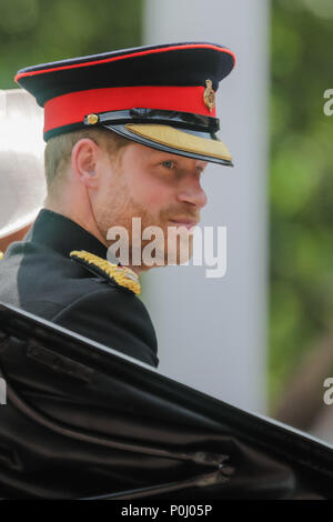 London, Großbritannien. 9. Juni 2018. Seine königliche Hoheit Prinz Harry, nun den Titel Herzog von Sussex, Fahrten in einer Pferdekutsche in der Prozession entlang der Mall auf die Farbe, die Königinnen Geburtstag Parade. London. Credit: Amanda Rose/Alamy leben Nachrichten Stockfoto