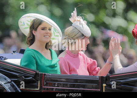 London, Großbritannien. 9. Juni 2018. Prinzessin Eugenie von York und Sophie Gräfin von Wessex Fahrt in einer Pferdekutsche an der Prozession entlang der Mall auf die Farbe, die Königinnen Geburtstag Parade. London. Credit: Amanda Rose/Alamy leben Nachrichten Stockfoto