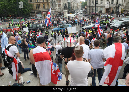 London, England. 9. Juni 2018. Zehntausende von patriotischen Englisch Protest zu Freier Journalist Tommy Robinson, die Sie als Nationalheld und politischer Gefangener beschreiben. Robinson wurde von der Britischen Polizei festgenommen und für 13 Monate inhaftiert, nachdem er das Problem des Islamischen Kind pflegen Banden, die die britischen Politiker und Polizei versucht hatte, sich für Jahre zu decken. Whitehall, London, England. Credit: Richard Milnes/Alamy leben Nachrichten Stockfoto