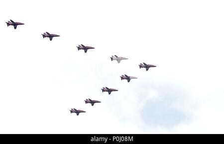 London, Großbritannien. 9. Juni 2018. Die Royal Air Force (RAF) rote Pfeile in den Flypast für die Trooping der Farbe. Durch 2 Eurofighter Typhoon flankiert. London. UK. 09.06.2018. Credit: Sport in Bildern/Alamy leben Nachrichten Stockfoto