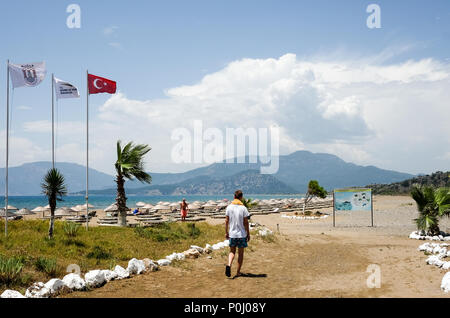 25. Mai 2018, Türkei, Dalyan: eine Türkische Flagge am Iztuzu Strand fliegen. - Keine LEITUNG SERVICE - Foto: Jens Kalaene/dpa-Zentralbild/dpa Stockfoto