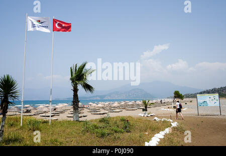 25. Mai 2018, Türkei, Dalyan: eine Türkische Flagge am Iztuzu Strand fliegen. - Keine LEITUNG SERVICE - Foto: Jens Kalaene/dpa-Zentralbild/dpa Stockfoto