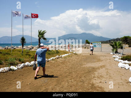 25. Mai 2018, Türkei, Dalyan: eine Türkische Flagge am Iztuzu Strand fliegen. - Keine LEITUNG SERVICE - Foto: Jens Kalaene/dpa-Zentralbild/dpa Stockfoto