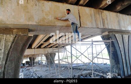 Aleppo, Syrien. 9. Juni, 2018. Ein Mann arbeitet unter al-Haj Brücke in Aleppo, Syrien, am 6. Juni 2018. Etwa 70 Prozent der Infrastruktur im Norden der syrischen Stadt Aleppo wurden rekonstruiert, da die Stadt war voll von der syrischen Armee Ende 2016 wiederholt. Credit: Ammar Safarjalani/Xinhua/Alamy leben Nachrichten Stockfoto