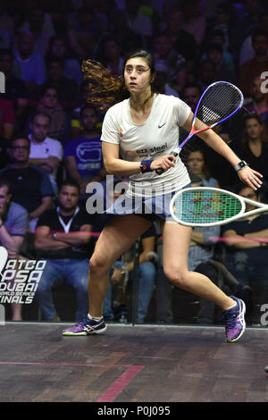 Dubai, VAE. 9 Jun, 2018. Welt Nr. 1 Nour El Sherbini in Ägypten auf dem Weg zum Sieg im Finale der Frauen 2017/18 PSA Dubai World Series Finals. El Sherbini schlaglandsmann Raneem El Welily 11-5, 9-11, 11-8, 11-5 diesen Titel zum ersten Mal in ihrer Karriere Kredit zu gewinnen: Feroz Khan/Alamy leben Nachrichten Stockfoto