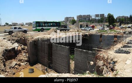 Aleppo, Syrien. 9. Juni, 2018. Foto auf Juni 6, 2018 zeigt einen Teil des al-Haj Brücke unter den Wiederaufbau in Aleppo, Syrien. Etwa 70 Prozent der Infrastruktur im Norden der syrischen Stadt Aleppo wurden rekonstruiert, da die Stadt war voll von der syrischen Armee Ende 2016 wiederholt. Credit: Ammar Safarjalani/Xinhua/Alamy leben Nachrichten Stockfoto