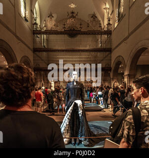 New York, USA. 9. Juni 2018. NEW YORK, USA, 9. Juni 2018. Ein Abend Ensemble entworfen von Alexander McQueen für das Haus der Givenchy 1999 im Metropolitan Museum der Kunst für die "Himmelskörper"-Ausstellung. Dieses Ensemble ist aus schwarzem Seidentaft, white Duchesse Satin, weiß Baumwollspitze, weiße Seide, Organza und schwarzem Leder. Die riesigen Bügeleisen in den Hintergrund war einmal in der Kathedrale von Valladolid, Spanien installiert. Foto von Enrique Shore Credit: Enrique Ufer/Alamy leben Nachrichten Stockfoto