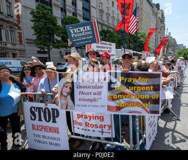 New York, USA. 9. Juni 2018. Eine Gruppe von ultra-konservative Katholiken sammeln außerhalb des Metropolitan Museum der Kunst des Met's "Himmelskörper" Ausstellung mit Artefakten, die durch den Vatikan gespendet zu protestieren. Der Protest wurde von der Amerikanischen Gesellschaft für die Verteidigung von Tradition, Familie und Eigentum. Foto von Enrique Shore Credit: Enrique Ufer/Alamy leben Nachrichten Stockfoto