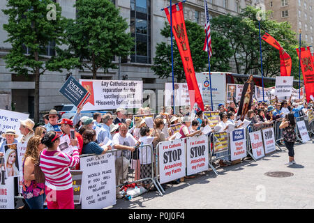 New York, USA. 9. Juni 2018. Eine Gruppe von ultra-konservative Katholiken sammeln außerhalb des Metropolitan Museum der Kunst des Met's "Himmelskörper" Ausstellung mit Artefakten, die durch den Vatikan gespendet zu protestieren. Der Protest wurde von der Amerikanischen Gesellschaft für die Verteidigung von Tradition, Familie und Eigentum. Foto von Enrique Shore Credit: Enrique Ufer/Alamy leben Nachrichten Stockfoto