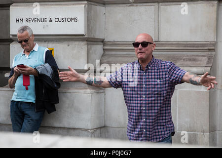 London, Großbritannien. 9. Juni, 2018. Ein Anhänger von Tommy Robinson, der ehemalige Führer der rechtsextremen English Defence League, Herausforderungen Antifaschisten protestieren gegen die März für Tommy Robinson außerhalb der Downing Street. Tommy Robinson war für Missachtung des Gerichts nach der Verwendung von Social Media Details einer Versuchsperson zu Vertrag reporting Beschränkungen für Broadcast gefangengesetzt. Credit: Mark Kerrison/Alamy leben Nachrichten Stockfoto