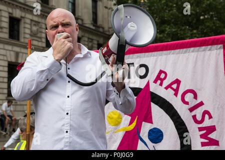 London, Großbritannien. 9. Juni, 2018. Steve Hedley, Senior Assistant General Sekretär der RMT, Adressen Antifaschisten protestieren gegen die Rechtsextremen März für Tommy Robinson im Parlament Straße. Tommy Robinson war für Missachtung des Gerichts nach der Verwendung von Social Media Details einer Versuchsperson zu Vertrag reporting Beschränkungen für Broadcast gefangengesetzt. Credit: Mark Kerrison/Alamy leben Nachrichten Stockfoto