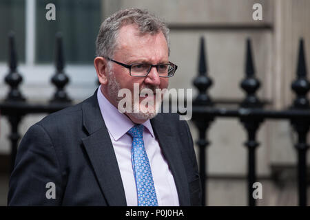 London, Großbritannien. 9. Juni, 2018. David Mundell MP, Minister für Schottland, Wanderungen entlang der Parliament Street, die in einem sterilen Bereich zwischen den Rechtsextremen März für Tommy Robinson und eine antifaschistische gegen den Protest. Tommy Robinson war für Missachtung des Gerichts nach der Verwendung von Social Media Details einer Versuchsperson zu Vertrag reporting Beschränkungen für Broadcast gefangengesetzt. Credit: Mark Kerrison/Alamy leben Nachrichten Stockfoto