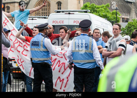 London, Großbritannien. 9. Juni, 2018. Unterstützer von Tommy Robinson, der ehemalige Führer der rechtsextremen English Defence League, verspotten Antifaschisten protestieren gegen die Rechtsextremen März für Tommy Robinson im Parlament Straße. Tommy Robinson war für Missachtung des Gerichts nach der Verwendung von Social Media Details einer Versuchsperson zu Vertrag reporting Beschränkungen für Broadcast gefangengesetzt. Credit: Mark Kerrison/Alamy leben Nachrichten Stockfoto