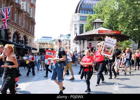 London, Großbritannien. 9. Juni 2018. Kleine Protestmarsch am Leicester Square, London, UK - Veganer gegen Tiere für Fleisch, Menschen schwenkten Fahnen, darunter "Schließen Sie alle Schlachthaus" Credit: Michelle Brücken/Alamy leben Nachrichten Stockfoto