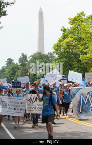 Washington DC, USA. 9. Juni 2018. Demonstranten tragen Schilder auf der 16th Street NW in der Nähe der Washington Monunment auf der März für den Ozean in Washington, D.C., 9. Juni 2018. Die Eröffnungs-März für den Ozean Aufmerksamkeit auf Ozean Ausgaben einschließlich Kunststoff Verschmutzung und Überfischung bei Veranstaltungen in der US-Hauptstadt und um die Vereinigten Staaten. Credit: Robert Meyers/Alamy leben Nachrichten Stockfoto