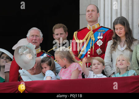 London, Großbritannien. 9. Juni 2018. Anne Katharina, Herzogin von Cambridge Komfort ihre Tochter, Prinzessin Charlotte, nachdem Sie einen Sturz auf den Balkon am Buckingham Palace nimmt während der Flypast am Ende die Farbe, die Königinnen Geburtstag Parade. London: Amanda Rose/Alamy leben Nachrichten Stockfoto