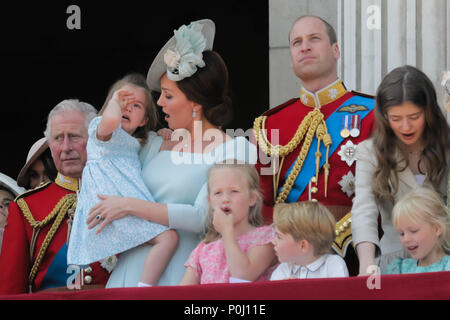 London, Großbritannien. 9. Juni 2018. Prince George sieht aus wie seine Mutter, SKH Catherine, Herzogin von Cambridge, tröstet seine tränenreiche Schwester, Prinzessin Charlotte besorgt, nachdem Sie einen Sturz auf den Balkon am Buckingham Palace nimmt während der Flypast am Ende die Farbe, die Königinnen Geburtstag Parade. London: Amanda Rose/Alamy leben Nachrichten Stockfoto