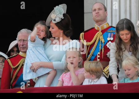 London, Großbritannien. 9. Juni 2018. Prince George sieht aus wie seine Mutter, SKH Catherine, Herzogin von Cambridge, tröstet seine tränenreiche Schwester, Prinzessin Charlotte besorgt, nachdem Sie einen Sturz auf den Balkon am Buckingham Palace nimmt während der Flypast am Ende die Farbe, die Königinnen Geburtstag Parade. London: Amanda Rose/Alamy leben Nachrichten Stockfoto