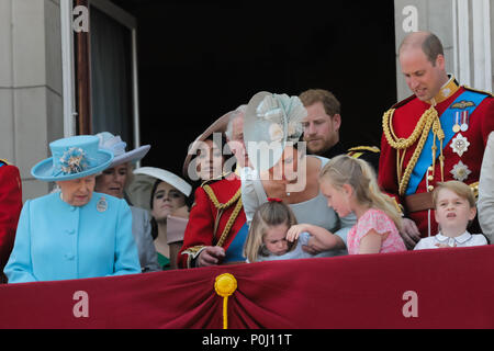 London, Großbritannien. 9. Juni 2018. Meghan, Herzogin von Sussex sieht als SEINE KÖNIGLICHE HOHEIT, Katharina, Herzogin von Cambridge und Savannah Phillips fang Prinzessin Charlotte, als sie einen Wäschetrockner auf dem Balkon am Buckingham Palace nimmt während der Flypast am Ende die Farbe, die Königinnen Geburtstag Parade. London: Amanda Rose/Alamy leben Nachrichten Stockfoto