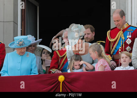 London, Großbritannien. 9. Juni 2018. Meghan, Herzogin von Sussex sieht als SEINE KÖNIGLICHE HOHEIT, Katharina, Herzogin von Cambridge und Savannah Phillips fang Prinzessin Charlotte, als sie einen Wäschetrockner auf dem Balkon am Buckingham Palace nimmt während der Flypast am Ende die Farbe, die Königinnen Geburtstag Parade. London: Amanda Rose/Alamy leben Nachrichten Stockfoto